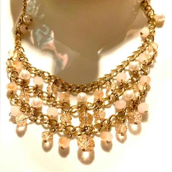 Elegant Gold and Pearl Necklace - Picture 4 of 4